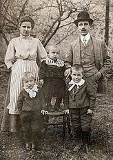 Josef Dvořák s rodinou, 1911