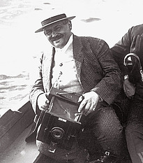 Rudolf Bruner-Dvořák ve člunu na Jaderské moři, kolem 1908