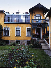František Seidel před svým domem. Foto P. Scheufler roku 1991.