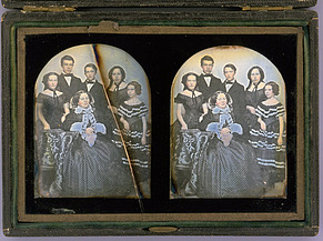 Neznámý autor, Marie Podstatská s dětmi  Terezií, Marií, Maxmilánem, Theodorem a Gabrielou, asi 1859, kolorovaná stereodaguerrotypie