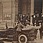 Nezjištěný autor: Hrabě František Harrach na stupátku auta chránící tělem arcivévodu při odjezdu ze sarajevské radnice, 28. 6. 1914.