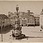 Neznámý autor: sousoší Nejsvětější Trojice, náměstí, zámek a hrad v Jindřichově Hradci v pozadí, kolem 1870, formát kabinetky