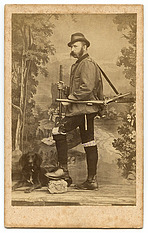 J. M. Maurer: Neznámý muž v loveckém oblečení a mírně rozostřený pes, kolem 1875, vizitka