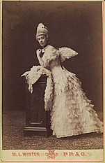 M. L. Winter: Marie Thurn-Taxisová v plesovém kostýmu, kolem 1872, kabinetka