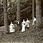 Valdemar Mazura: společnost na procházce v lese, kolem 1902